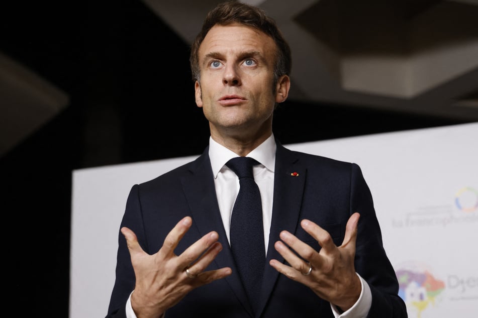 Frankreich-Präsident Emmanuel Macron (44) gestikuliert bei einer Rede. Er fordert Konsequenzen für das Putin-Regime.