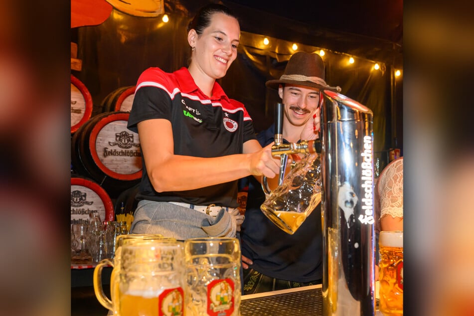 Während DSC-Volleyballerin Nathalie Lemmens (29) und Niklas Postel (26, Eislöwen) Bier zapften...