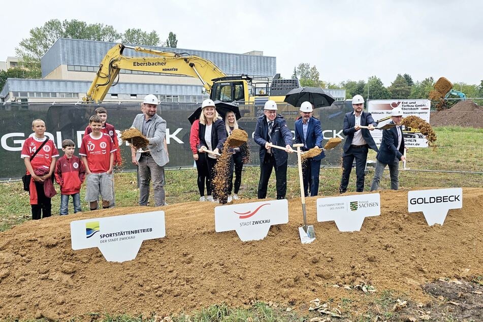 Erster Spatenstich an der neuen Mega-Sporthalle in Zwickau: (v.l.) Tino Hahm (Leiter Sportstättenbetrieb der Stadt Zwickau), Stadtchefin Constance Arndt (49, Bürger für Zwickau), Ulf Bandiko (Amtschef Sächsisches Staatsministerium des Inneren), Jörg Bechmann (Niederlassungsleiter GOLDBECK Niederlassung Sachsen), Erik Mocker (Projektleiter GOLDBECK Niederlassung Sachsen).