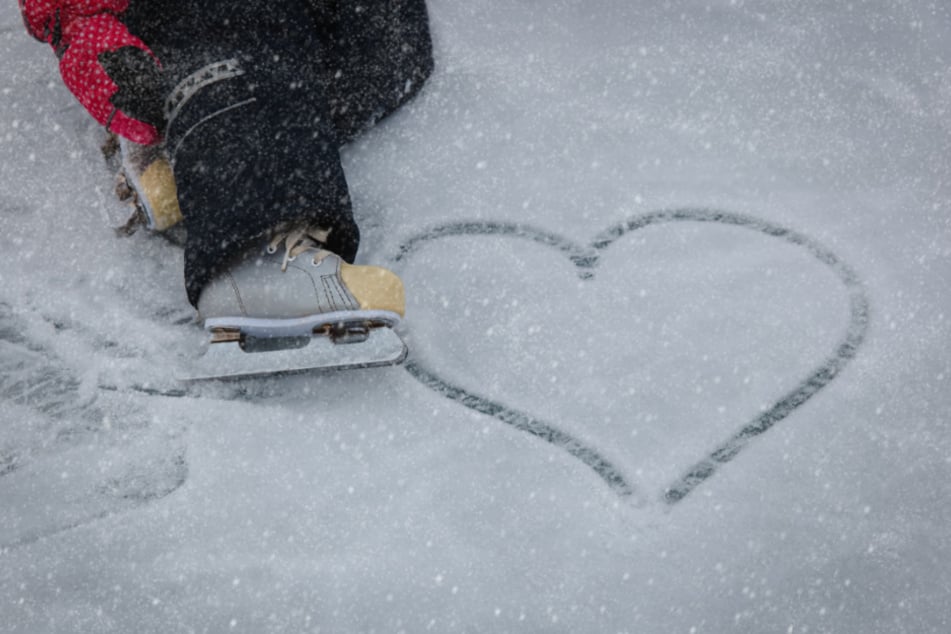 Auf dem Eis die große Liebe? In Zwickau könnt Ihr Euer Glück versuchen. (Symbolfoto)