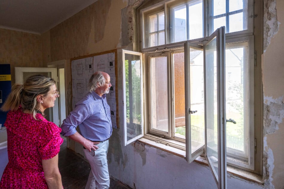 Zwei Fenster im historischen Gebäude sind noch original. Architekt Sven Klingebiehl (56) und Kuratorin Sabine Maria Schmidt genießen den Ausblick.