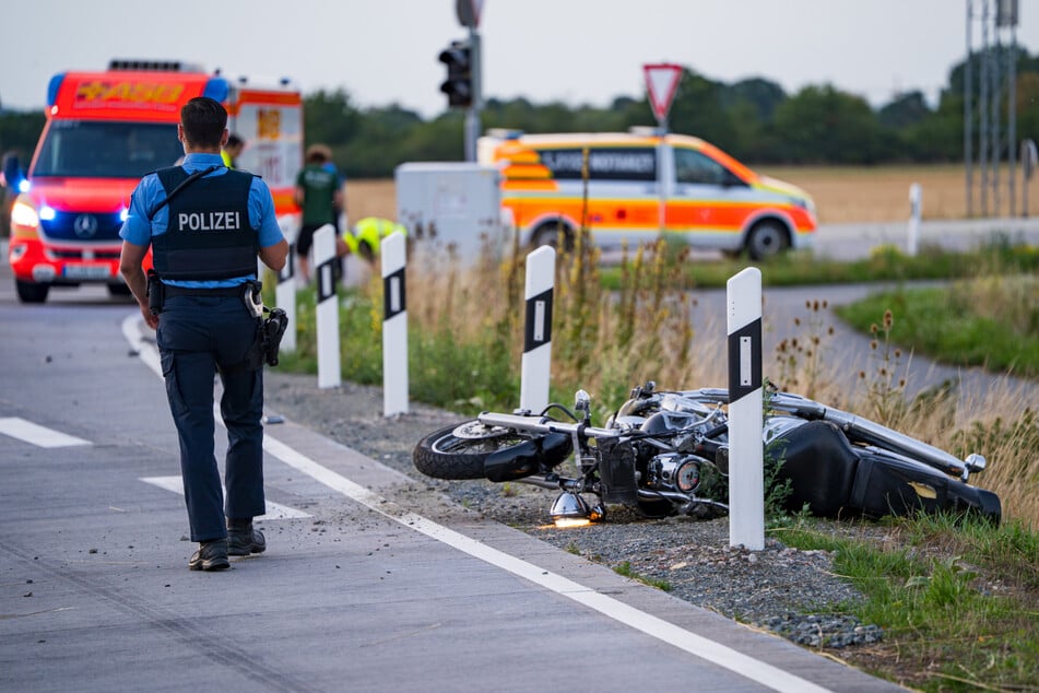 Ein 31 Jahre alter Motorradfahrer erlitt durch den Unfall schwere Verletzungen und musste in ein Krankenhaus gebracht werden.