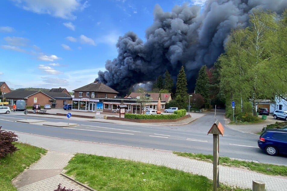 Dunkle Rauchwolke über Harburg! Feuer in Lagerhalle ausgebrochen