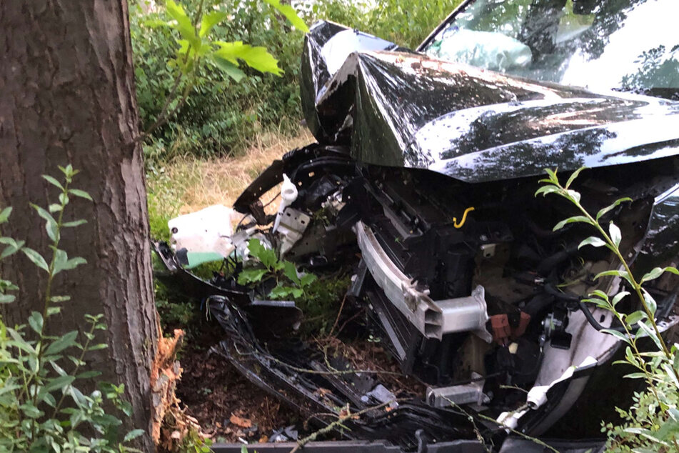 Der Peugeot wurde bei dem Crash massiv beschädigt. Vom Fahrer fehlte jede Spur.