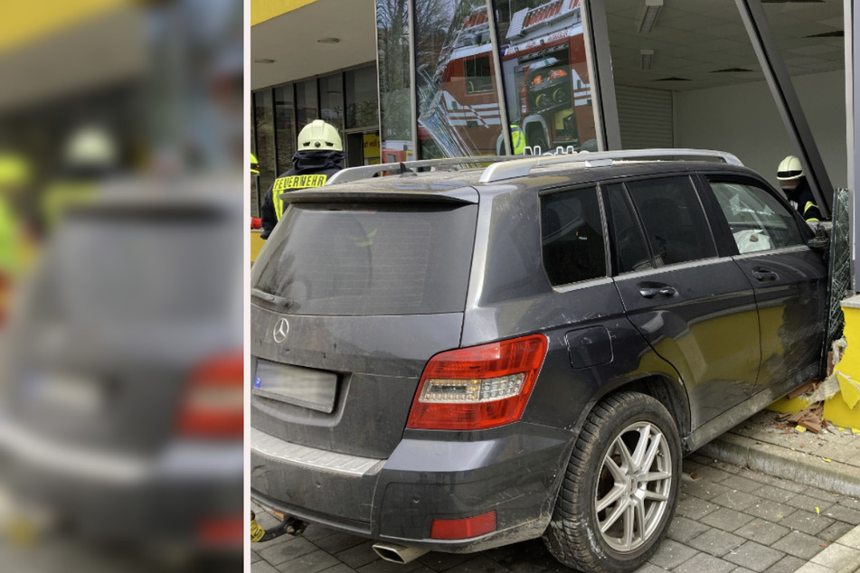 Parklücke verfehlt: 88-Jähriger landet mit Mercedes im Schaufenster