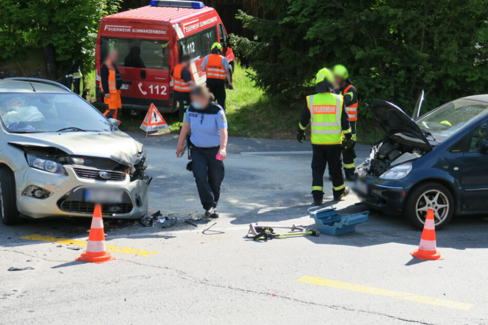 Ein Ford und ein Mercedes krachten auf der Kreuzung zusammen.