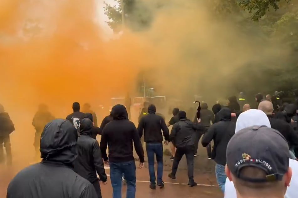 Mit Regenschirmen und Krücken ging der Mob auf die Polizisten los.