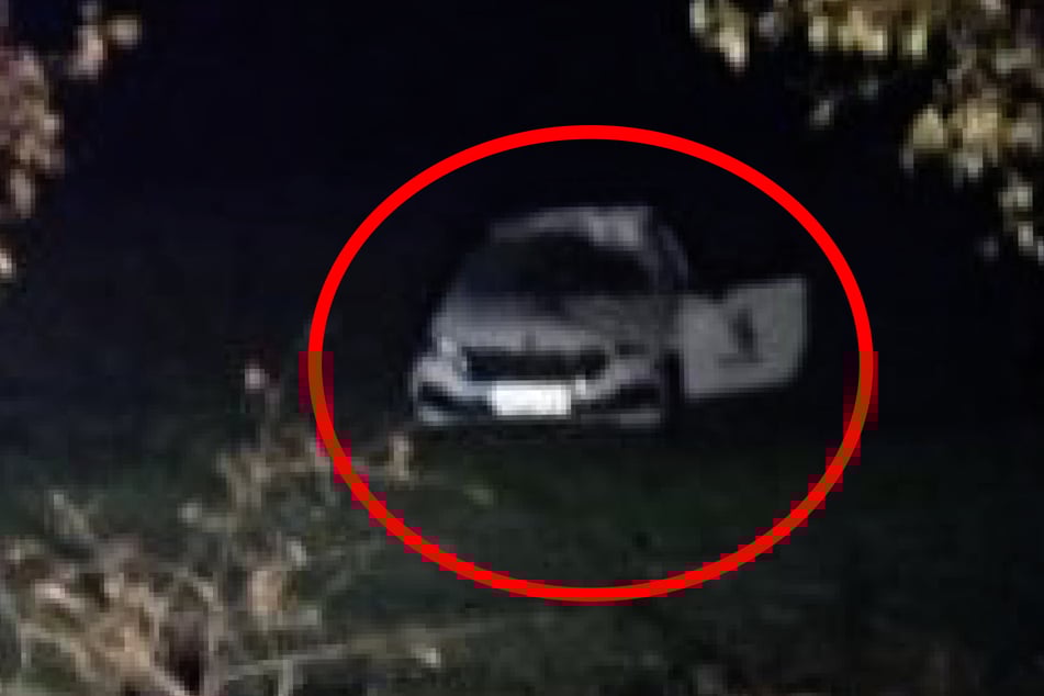 Nachdem er sich mehrfach neben der Straße überschlagen hatte, blieb der Škoda schließlich auf einem angrenzenden Feld stehen.