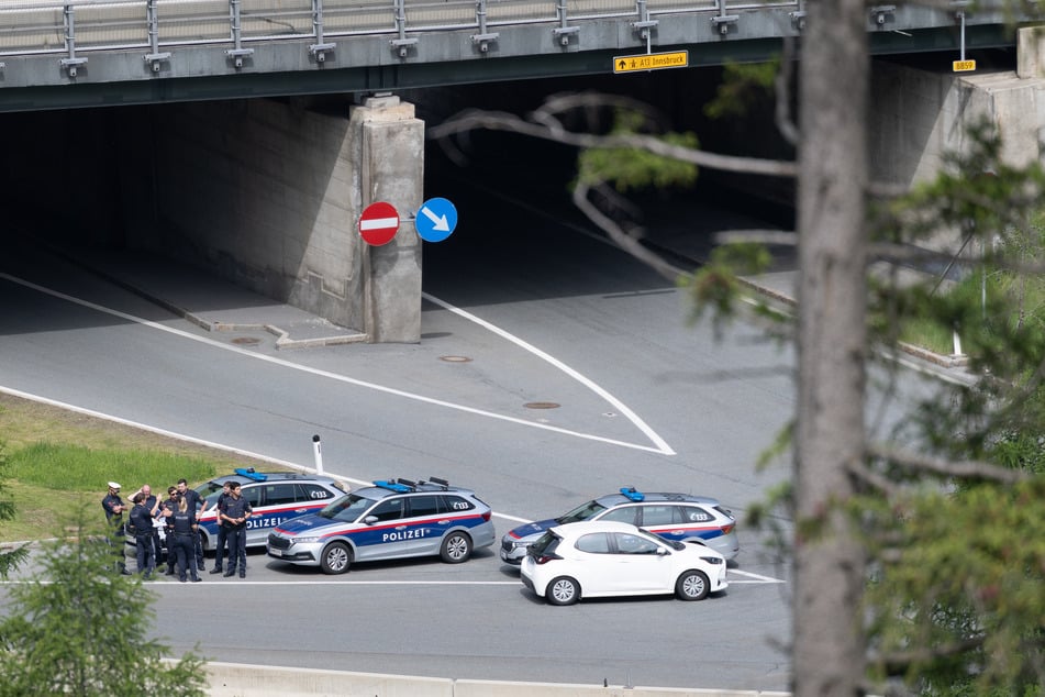 Polizisten stehen an der Autobahnauffahrt Brenner während der Demonstration.