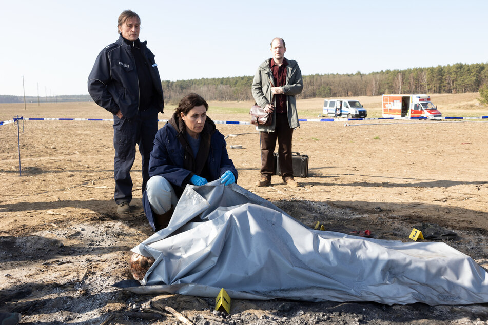 Maria Voss und ihr Kollege Teo Klomann (hinten rechts) ermitteln im Falle der verbrannten Leiche eines jungen Mädchens.
