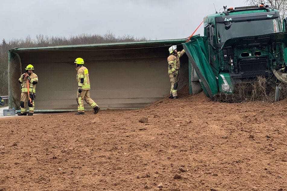 Der geladene Sand verteilte sich auf der Autobahn.