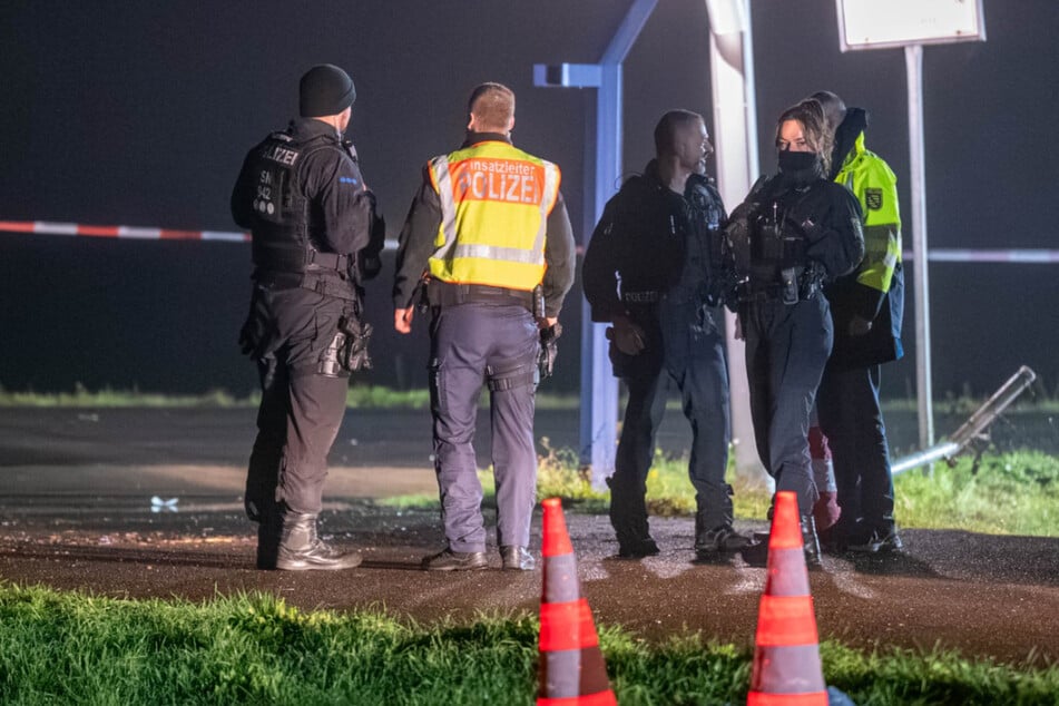 Leipzig: Wieder Vorfall am Flughafen Leipzig! Zaun von Fahrzeug durchbrochen? Piste gesperrt, Polizei sucht Gebiet ab