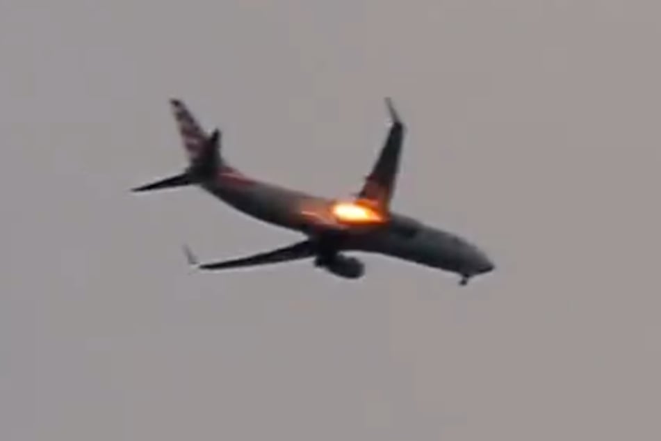 Die Boeing 737 wurde im Flug von einem Vogel getroffen. Dann fingen die Triebwerke Feuer.