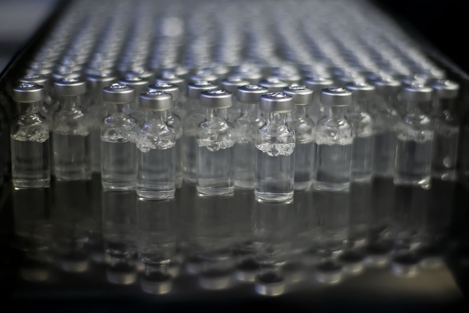 Fläschchen mit dem Corona-Impfstoff der Firma AstraZeneca. Welche Vakzine die Diebe klauten, ist nicht bekannt.