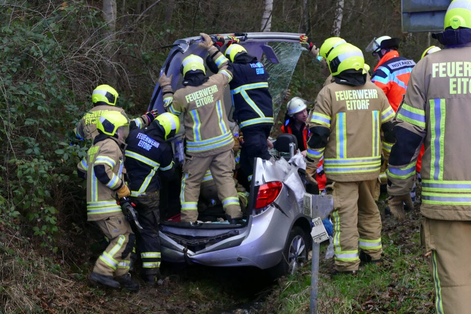 Einsatzkräfte der Feuerwehr mussten Dach und Türen des Opels abschneiden, um den 72-Jährigen befreien zu können.