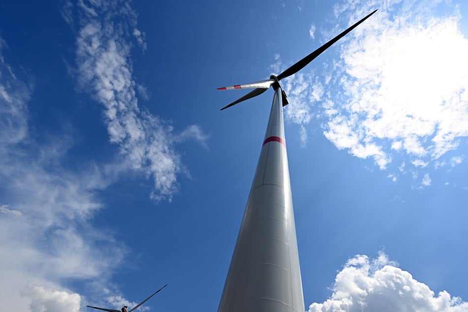 Windradflügel droht abzubrechen: NRW-Autobahn gesperrt