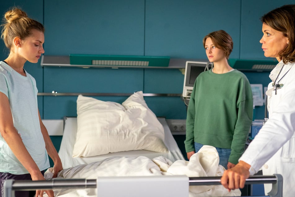 Janina (Liselotte Krieger, M.) und Dr. Jonas (Gerit Kling, r.) bringen Lilly (Anna Platen, l.) dazu sich einzugestehen, dass sie Hilfe braucht.