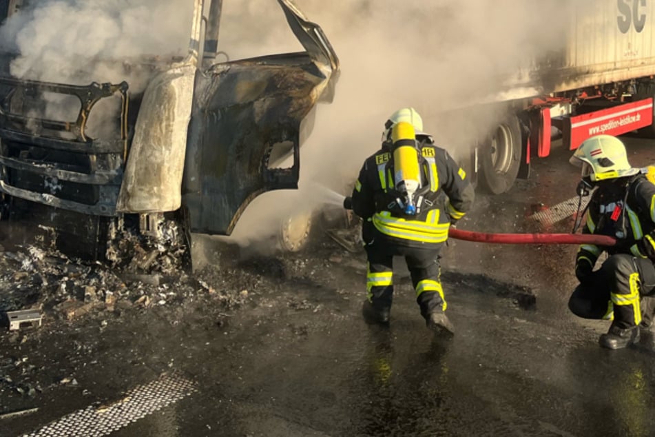Unfall A14: A14 in Richtung Dresden gesperrt: Lkw fängt Feuer