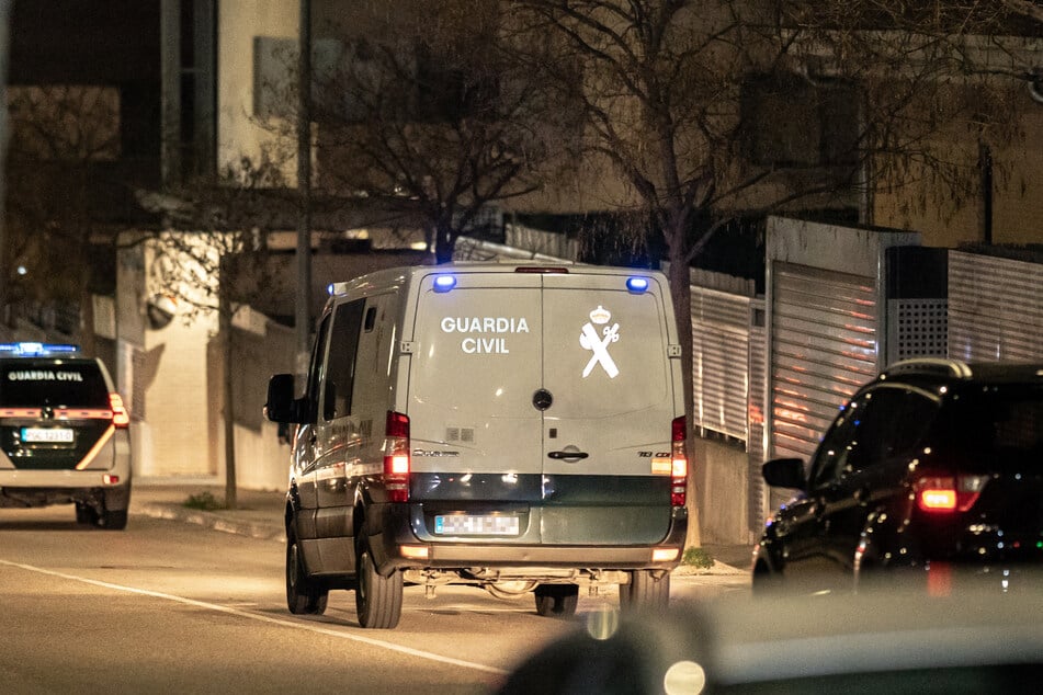 Die Guardia Civil verschaffte sich mithilfe eines Gerichtsbeschlusses Zugang zu dem Haus. (Symbolfoto)