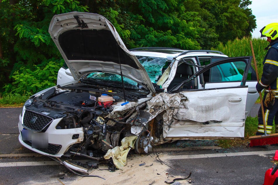 Der Seat ist nach dem Crash in Kremmen (Oberhavel) total zerstört.