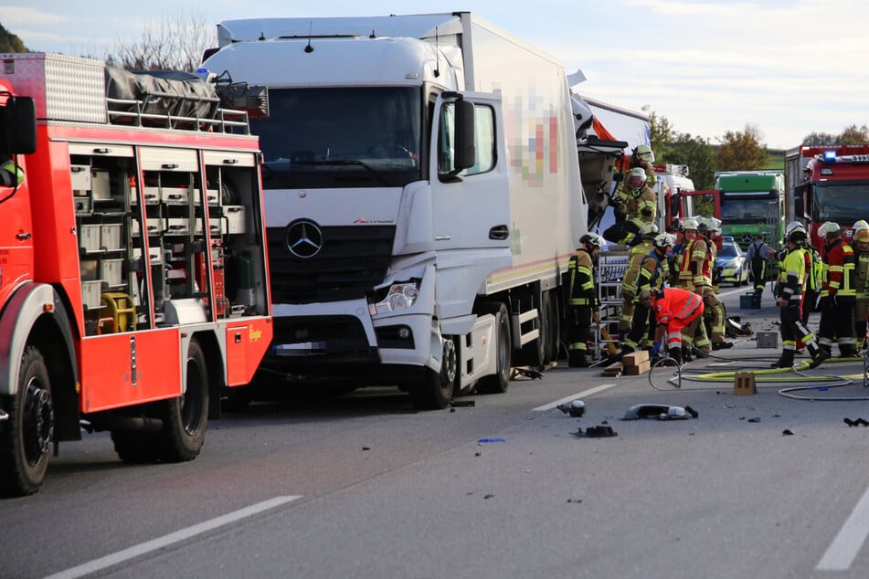 Bei einem Unfall auf der A9 in Bayern ist ein Lastwagenfahrer lebensgefährlich verletzt worden. Das Verhalten Schaulustiger schockiert.