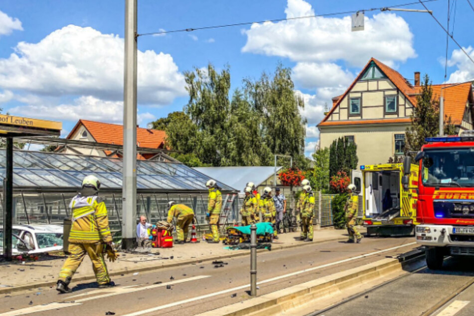 Feuerwehr, Polizei und Rettungsdienst waren auf der Leubener Straße im Einsatz.
