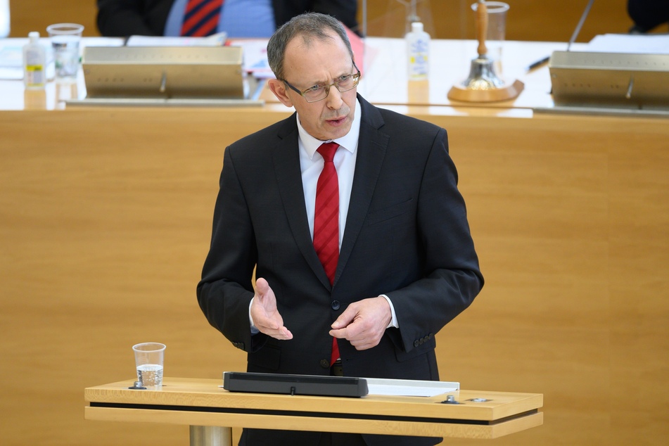 Jörg Urban (57), Vorsitzender der AfD in Sachsen, spricht im Plenum bei der Landtagssitzung. Die Abgeordneten befassen sich unter anderem mit der aktuellen Lage in der Corona-Krise im Freistaat. Foto: Sebastian Kahnert/dpa-Zentralbild/dpa +++ dpa-Bildfunk +++