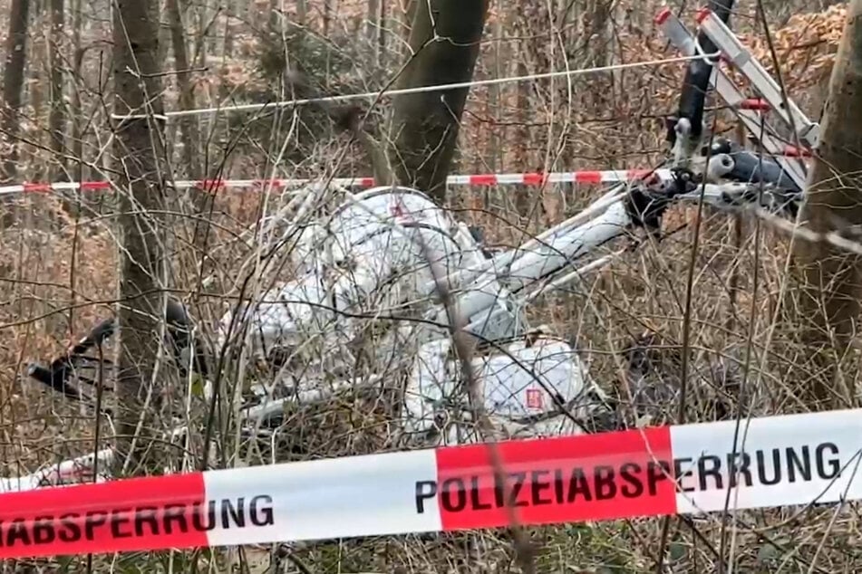 Trümmer des abgestürzten Hubschraubers wurde von der Polizei abgesperrt. Sie müssen geborgen und dann nach Braunschweig gebracht werden.