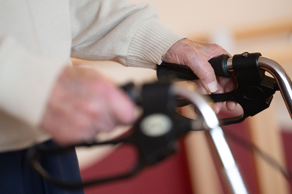 Unvermittelt soll der junge Mann (19) die 84-Jährige angegriffen haben. (Symbolbild)