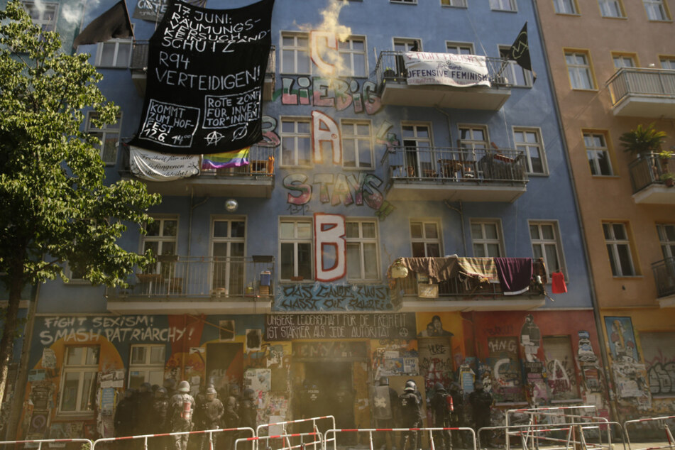 Aktivisten zünden Feuerwerk nach der Öffnung des Haus Rigaer 94 in der Rigaer Straße in Berlin-Friedrichshain durch die Polizei.