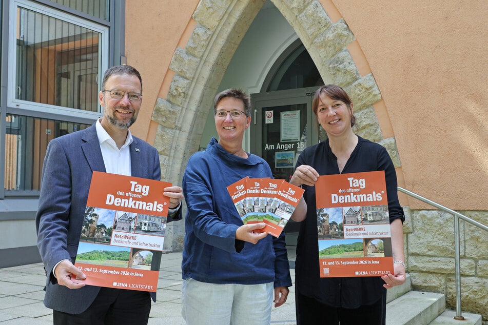 Oberbürgermeister Dr. Thomas Nitzsche (50, l.), Berit Walther (M.), Leiterin des Knabenchors der Jenaer Philharmonie, und Elke Zimmermann vom Dezernat Stadtentwicklung freuen sich auf den diesjährigen Denkmaltag in ihrer Stadt.