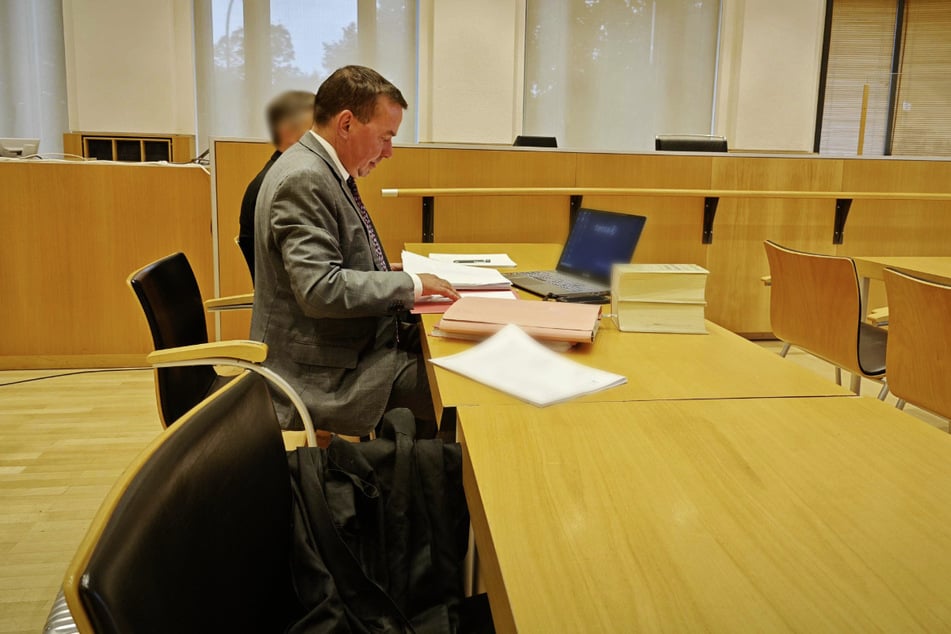 The accused former pastor sits behind his lawyer Axel Dohmann in the Fulda Regional Court.