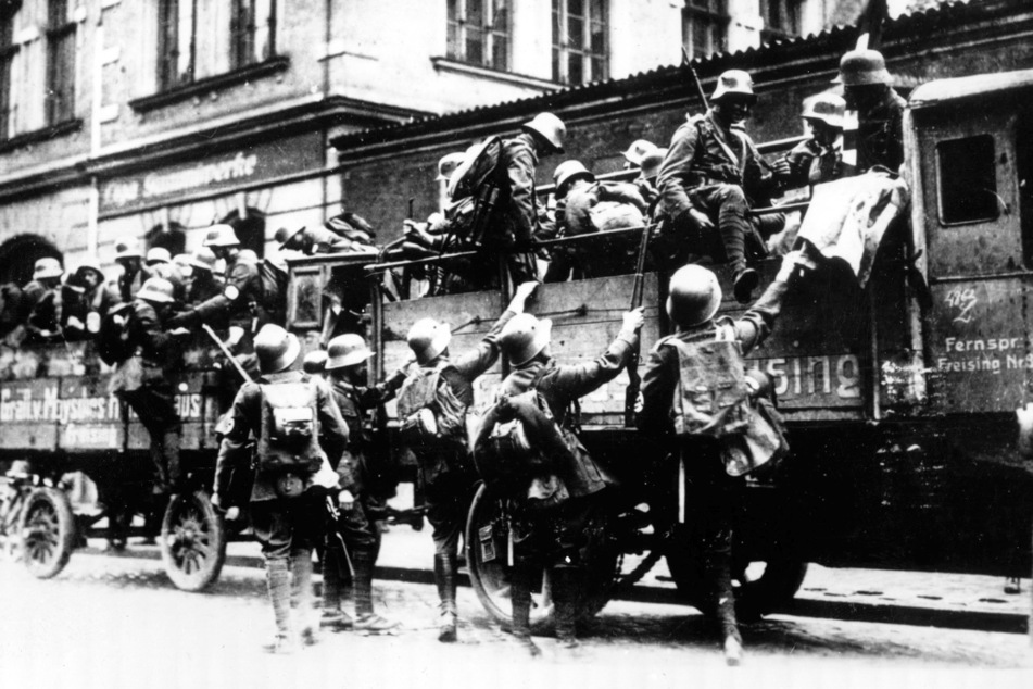 SA-Truppen aus dem Umland wurden vor dem Bürgerbräukeller in München während des sogenannten "Hitler-Putschs" abgelichtet.