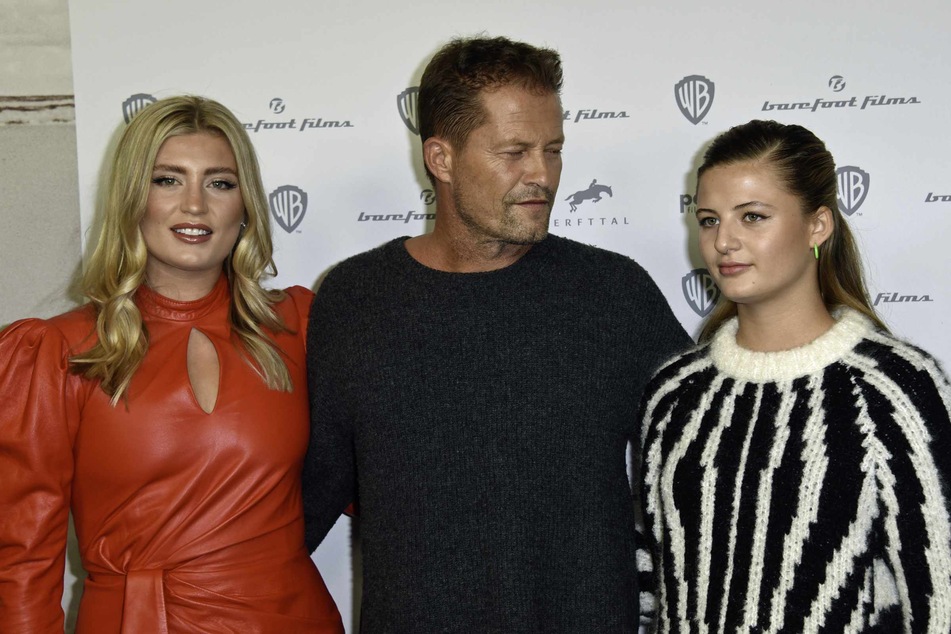 Schauspieler Til Schweiger (53) und seine Töchter Luna (24, l.) und Emma kommen zu der Premiere des Films "Die Rettung der uns bekannten Welt".