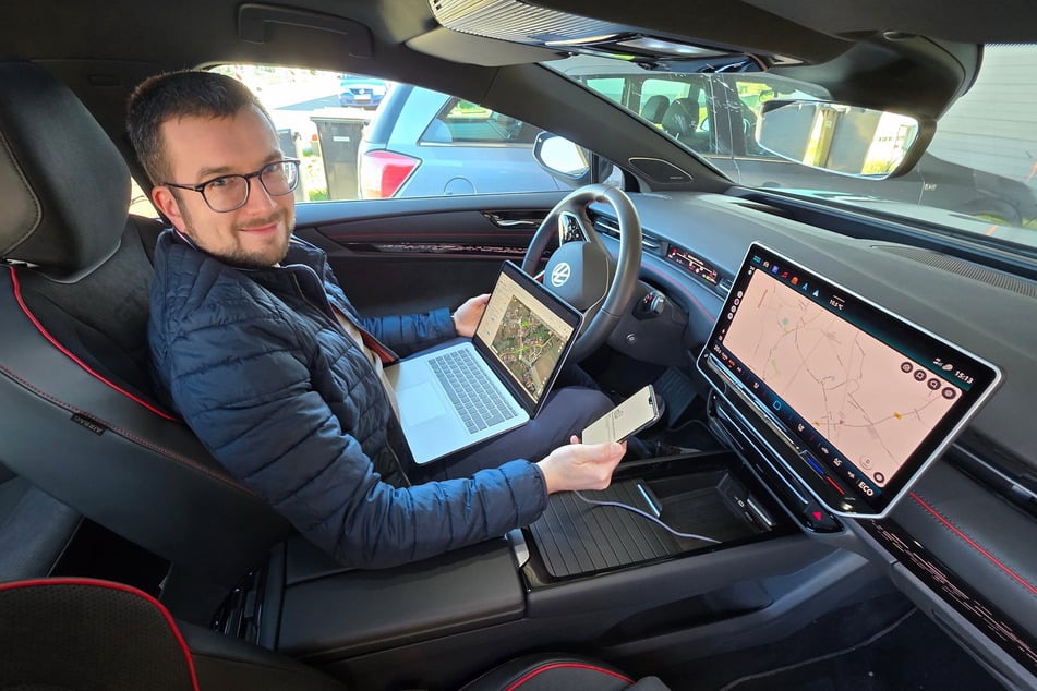 Als IT-Berater ist Jürgen Tomaszewski im ganzen Land unterwegs. Seinen Laptop hat er stets dabei - auch um Straßensperrungen oder Unfälle zu melden.