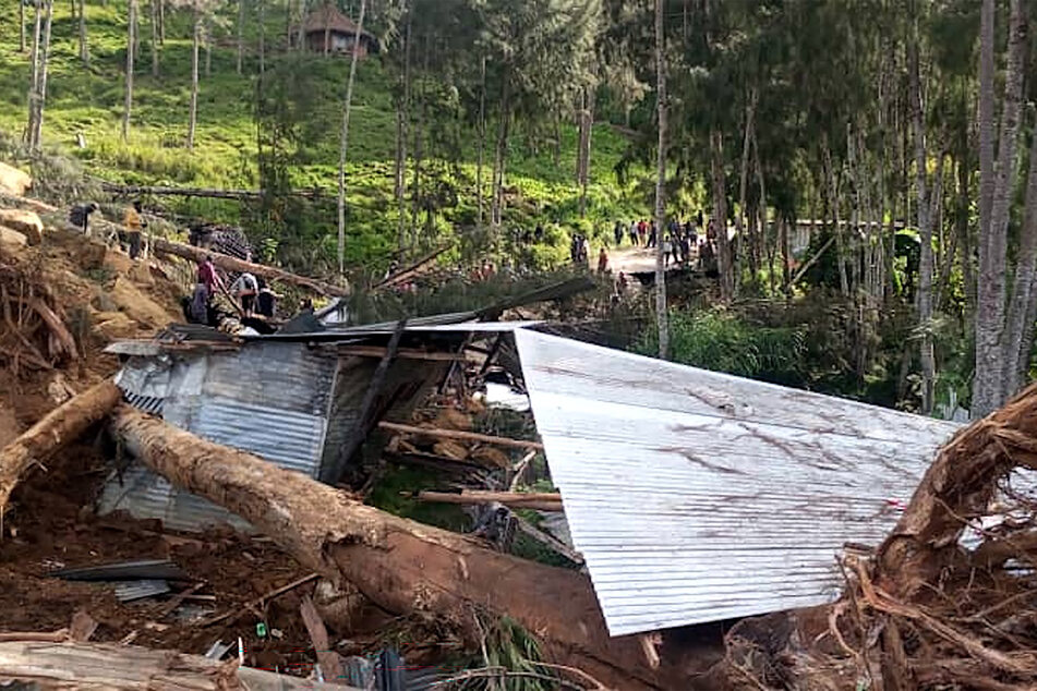 Der Erdrutsch verursachte "große Zerstörungen an Gebäuden, Nutzgärten und hatte erhebliche Auswirkungen auf die wirtschaftliche Lebensader des Landes", erklärte das Katastrophenzentrum.