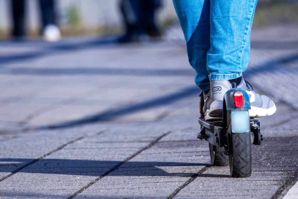 Mehrere Menschen bei Unfällen mit E-Scootern erheblich verletzt: Polizei fahndet nach Mann