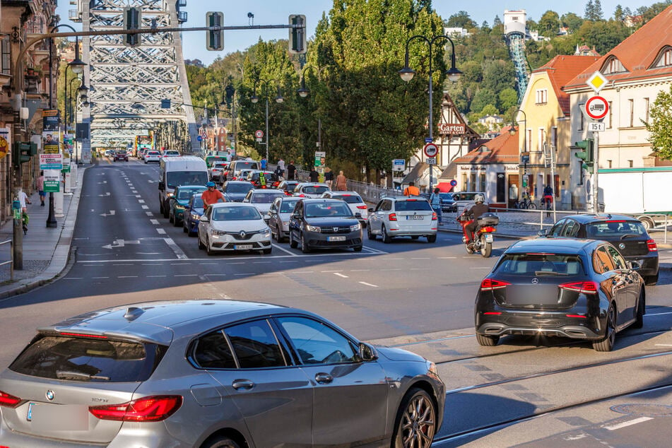 Auch auf der Blasewitzer Seite rollt der Verkehr um den Schillerplatz zu Stoßzeiten nur noch zäh.