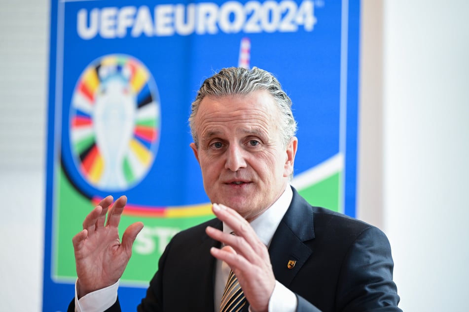 Stuttgarts Oberbürgermeister Frank Nopper (63, CDU) muss die Reise zum Pokalfinale allein bestreiten.