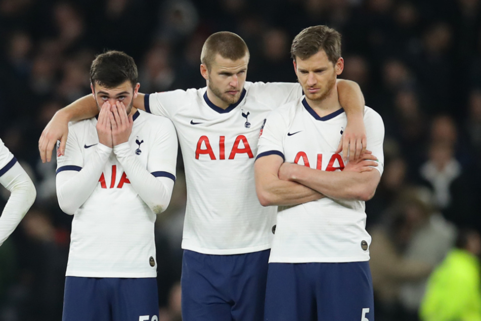 Eric Dier (m.) zwischen seinen Kollegen Troy Parrott (l.), und Jan Vertonghen (r.) nach dem verlorenen Elfmeter-Krimi.