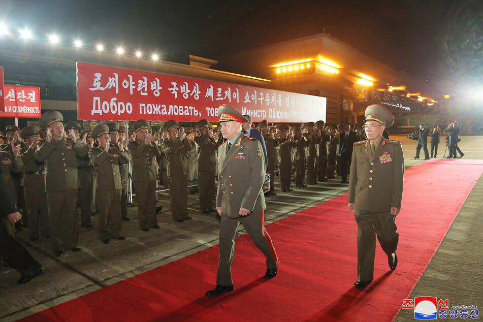 Sergej Schoigu (68, l.), Russlands Verteidigungsminister, bei seiner Ankunft in Nordkorea neben Kang Sun-nam, Nordkoreas Verteidigungsminister.