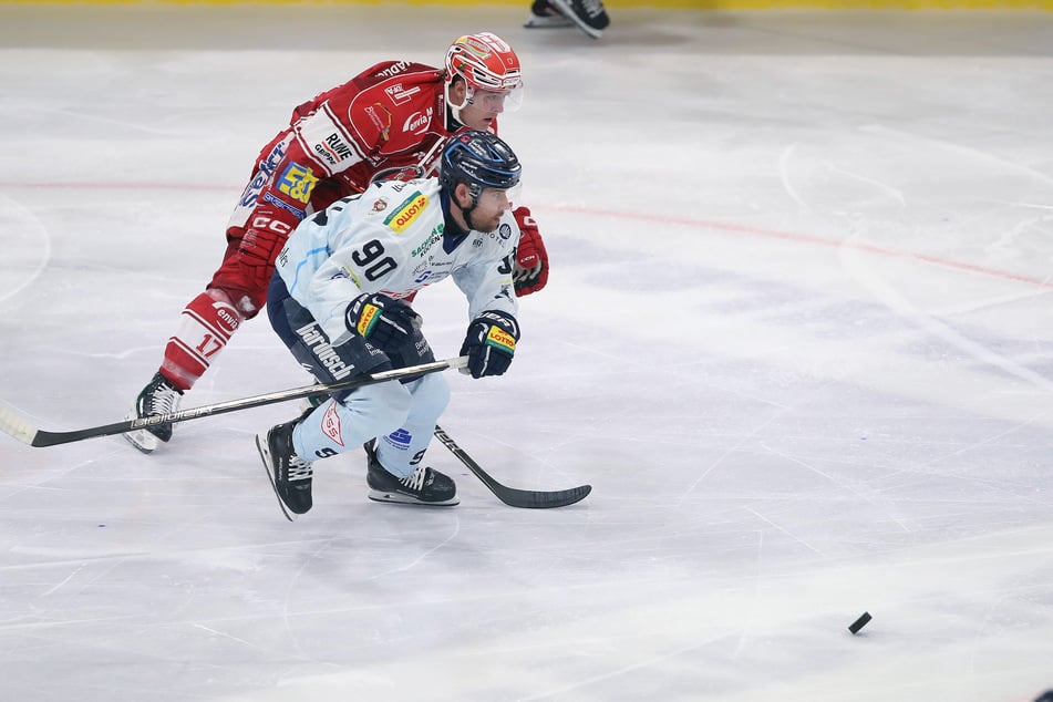 Eispirat Logan Will (h.) und Tylor Spink von den Dresdner Eislöwen im Zweikampf.