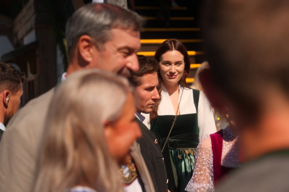 Ein Gesicht in der Menge: Wenn Vater Markus Söder (59) da ist, rutscht Gloria-Sophie in den Hintergrund.