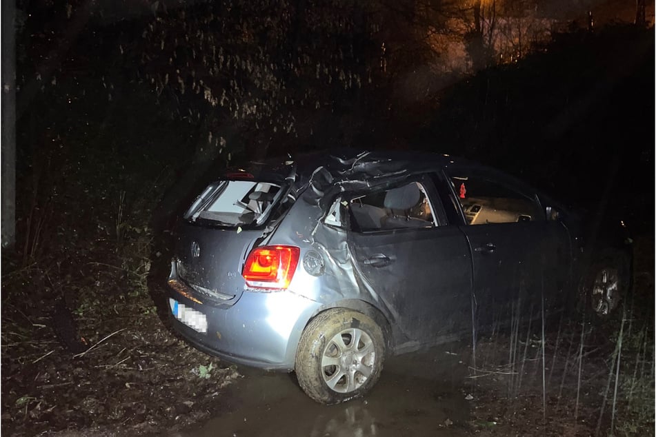 Der VW der jungen Frau wurde bei dem Unfall stark beschädigt.