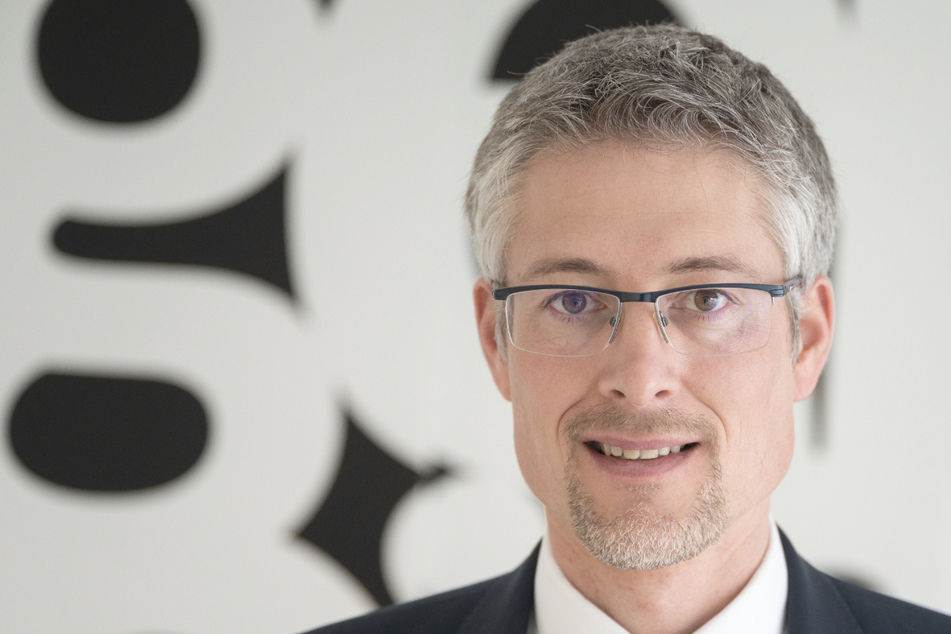 Steffen Jäger, Präsident des baden-württembergischen Gemeindetags, steht im Foyer der Geschäftsstelle des Gemeindetags.