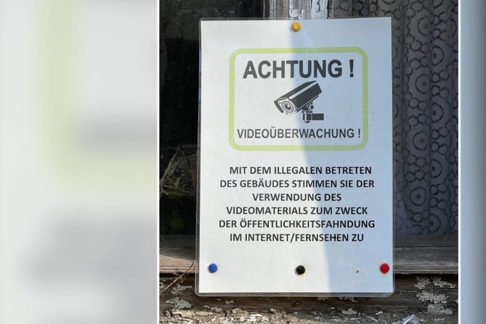 Mit diesem Schild weist Lars Fassmann auf das Filmen hin.