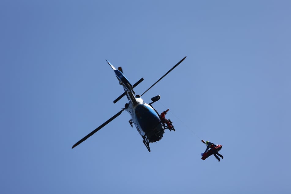 Mithilfe eines Rettungshubschraubers wurde der schwer verletzte Deutsche in ein Krankenhaus nach Bozen gebracht. (Archivbild)