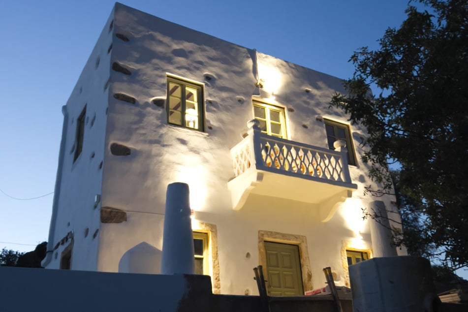 Zehn Minuten vom Meer entfernt liegt das Haus umgeben von Bergen in einem kleinen Tal. Inzwischen ist es fast fertig.