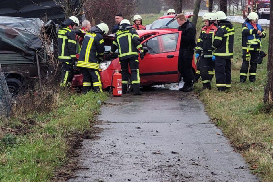 Kleinwagen rauscht durch Zaun gegen zwei Autos: Zwei Verletzte!