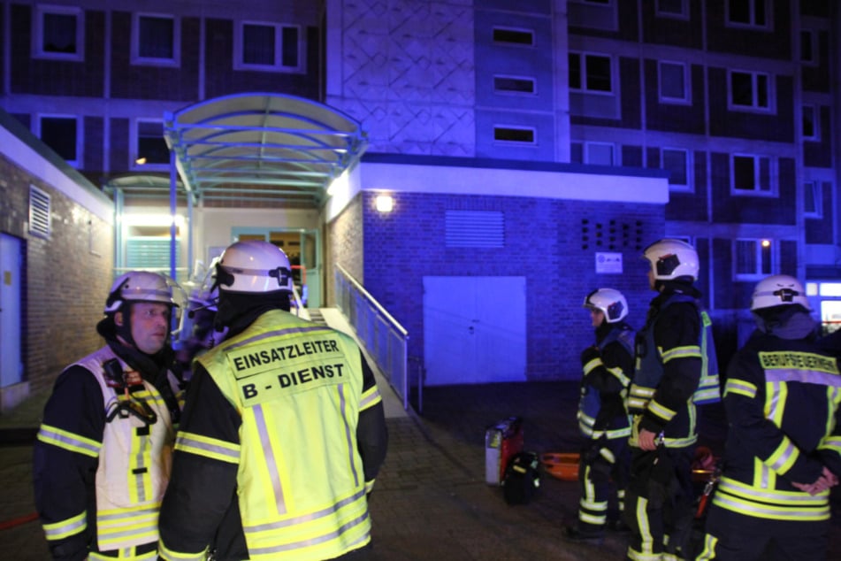 Die Feuerwehrkräfte besprechen den Einsatz.